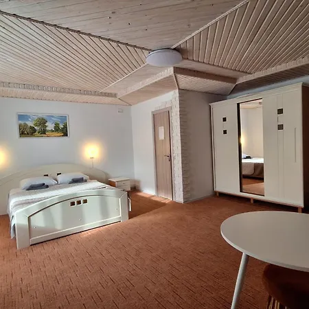 Hollywood Guest house *